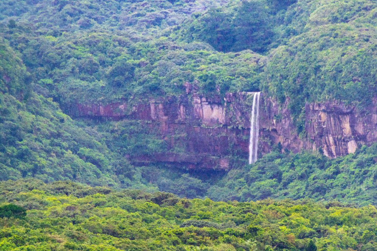 ピナイサーラの滝の滝を望む「船浦海中道路」へ。